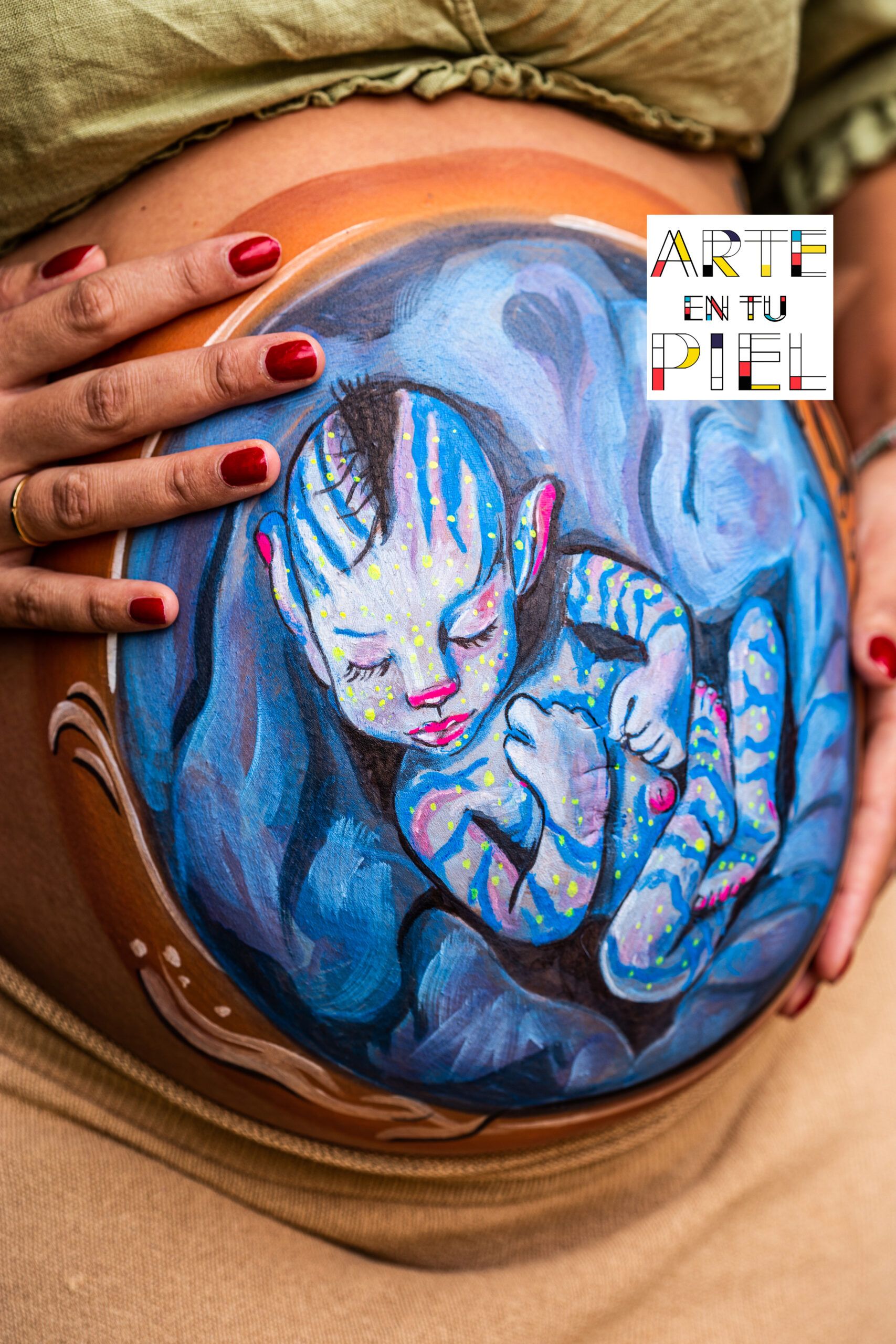 Belly painting de bebe de avatar, de color azul